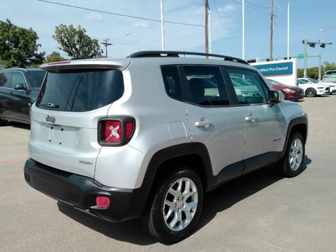 Used 2017 Jeep Renegade Latitude w/ Cold Weather Group AWD/4WD image 6