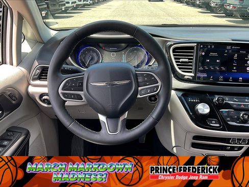 Used 2022 Chrysler Pacifica Touring-L image 5