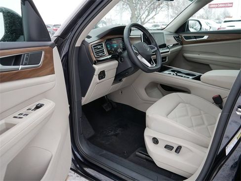 Certified 2025 Volkswagen Atlas SE image 12