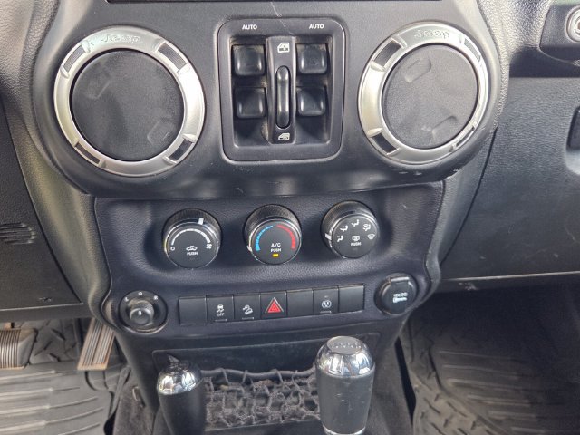 Used 2015 Jeep Wrangler Unlimited Rubicon w/ Connectivity Group AWD/4WD image 20