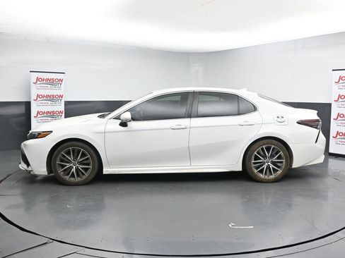 Used 2022 Toyota Camry SE image 5