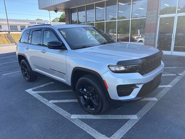 Used 2024 Jeep Grand Cherokee Altitude AWD/4WD image 19