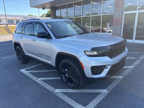 Used 2024 Jeep Grand Cherokee Altitude AWD/4WD image 19