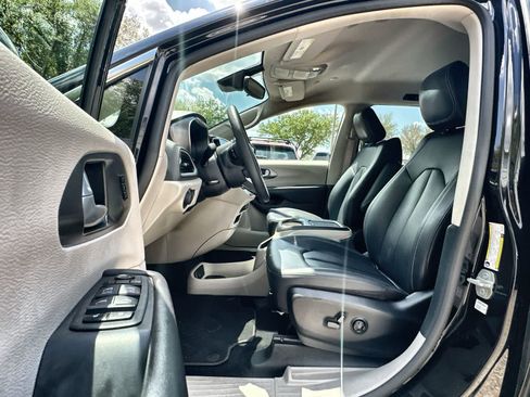 Used 2024 Chrysler Pacifica Touring-L FWD image 2