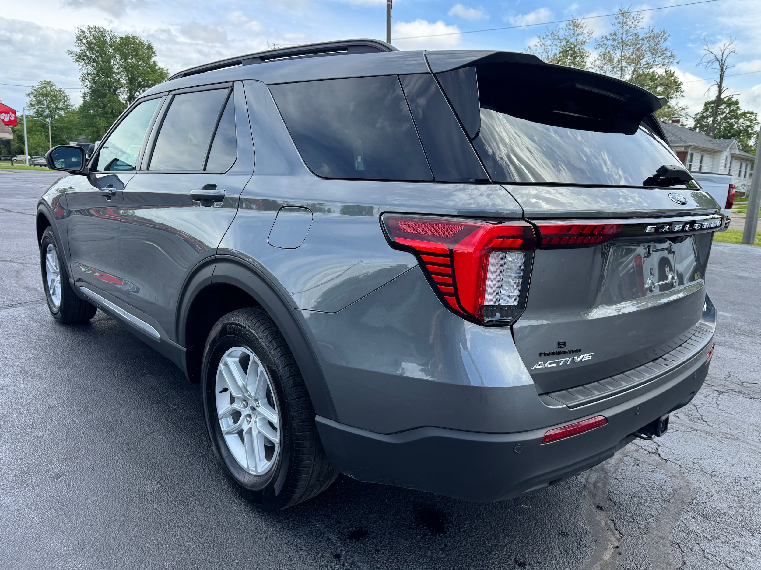 Used 2025 Ford Explorer Active AWD/4WD image 5