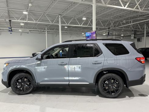 New 2025 Honda Pilot Touring image 19