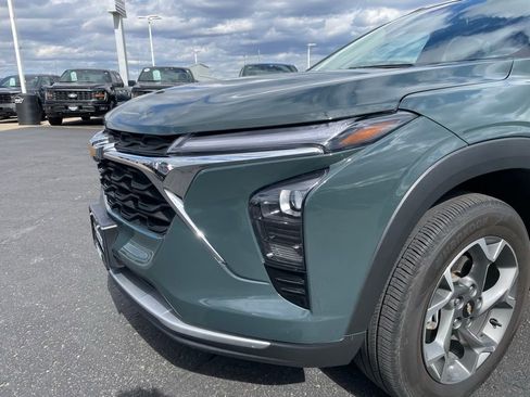 Used 2025 Chevrolet Trax LT FWD image 33