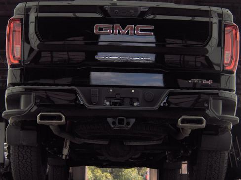 Used 2024 GMC Sierra 1500 AT4 w/ Technology Package AWD/4WD image 13
