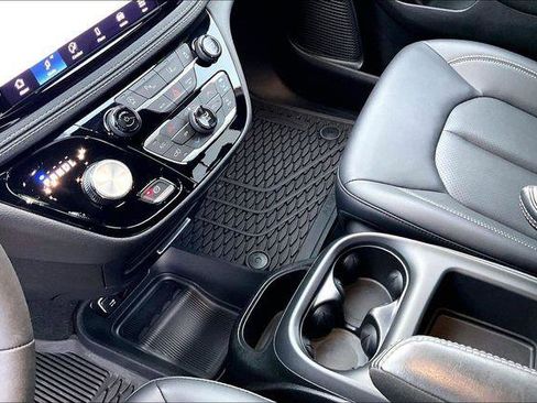 Used 2025 Chrysler Pacifica Select image 19