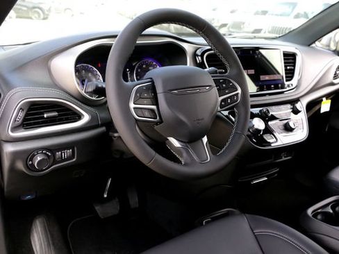 New 2027 Chrysler Pacifica Select FWD image 7