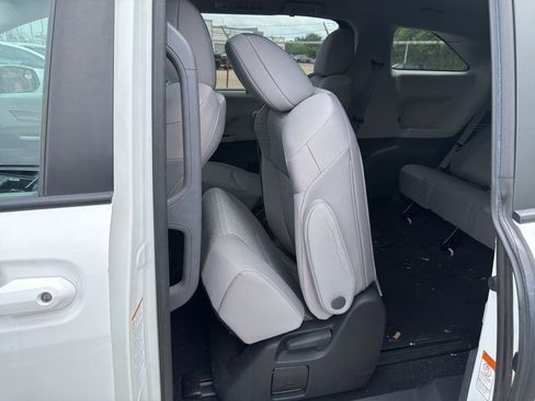 Used 2023 Toyota Sienna LE FWD image 9
