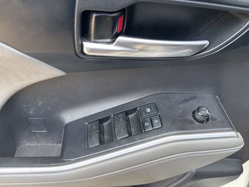 Used 2021 Toyota Highlander XLE FWD image 6