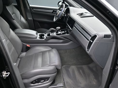 Certified 2022 Porsche Cayenne Platinum Edition image 12