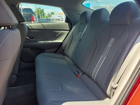 Used 2023 Hyundai Elantra SEL w/ Cargo Package FWD image 10