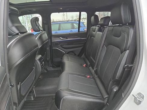 Used 2023 Jeep Grand Cherokee Overland w/ Luxury Tech Group IV image 15