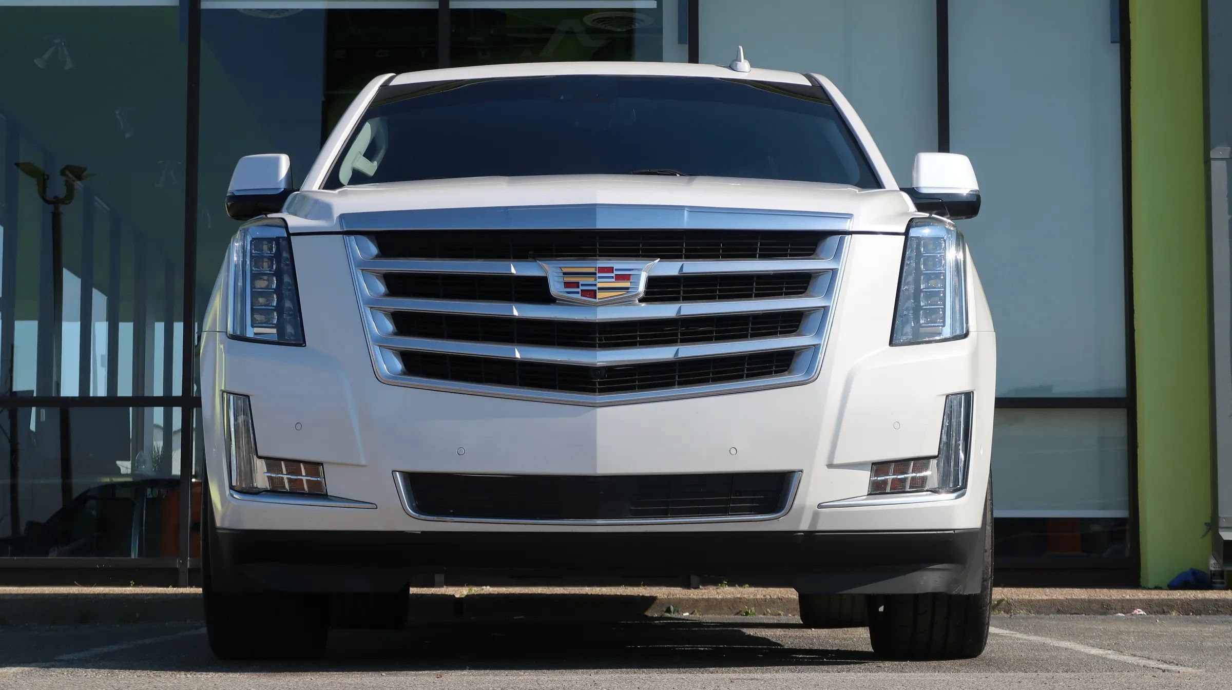 Used 2018 Cadillac Escalade Premium Luxury AWD/4WD image 3
