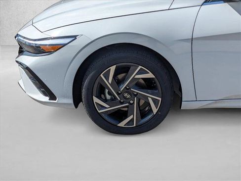 Used 2024 Hyundai Elantra Limited image 10