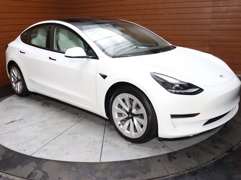 Used 2022 Tesla Model 3 Standard Range image 16