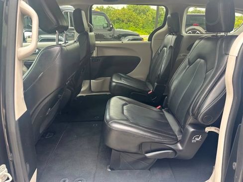 Used 2023 Chrysler Pacifica Touring-L FWD image 12