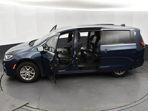 Used 2025 Chrysler Pacifica Select FWD image 7