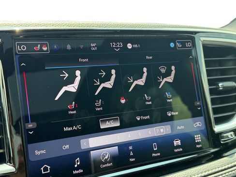 Used 2025 Chrysler Pacifica Limited FWD image 17