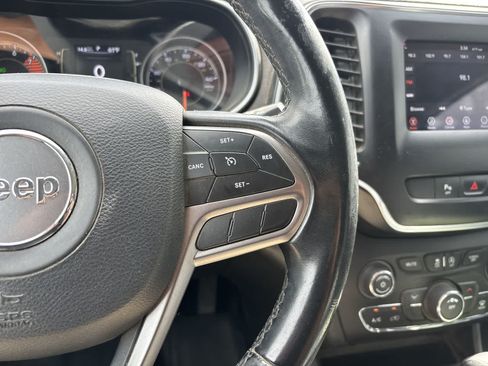 Used 2019 Jeep Cherokee Latitude Plus AWD/4WD image 10