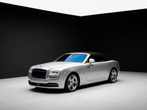 Used 2017 Rolls-Royce Dawn RWD image 4