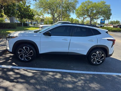 Used 2024 Chevrolet Trax RS w/ Sunroof Package image 5