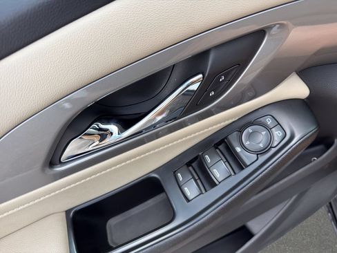 Used 2023 Chevrolet Traverse LS FWD image 12