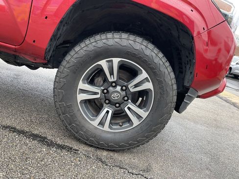 Used 2019 Toyota Tacoma TRD Sport image 11