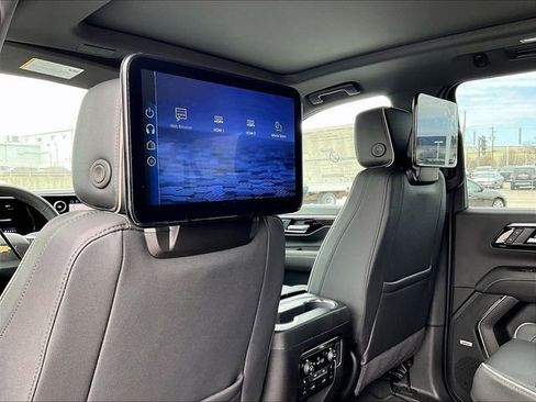 New 2026 Chevrolet Suburban Premier image 24