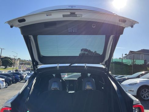 Used 2016 Tesla Model X 90D image 9