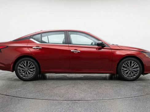 Used 2025 Nissan Altima 2.5 SV FWD image 11