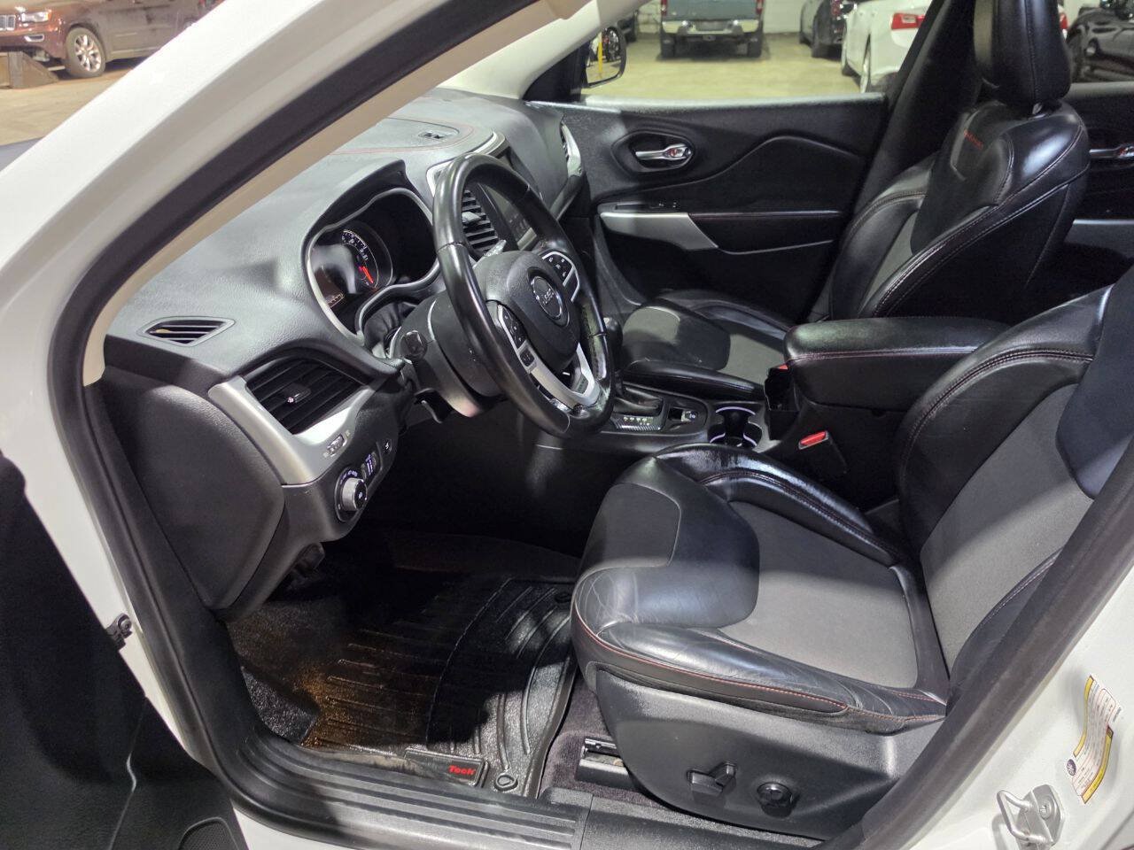 Used 2017 Jeep Cherokee Trailhawk w/ Comfort/Convenience Group AWD/4WD image 24