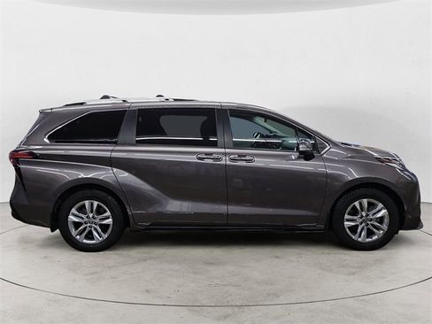 Used 2022 Toyota Sienna Limited image 6