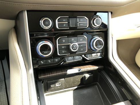 Used 2021 GMC Yukon Denali w/ Denali Premium Package image 23