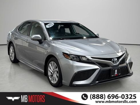 Used 2022 Toyota Camry SE FWD image 2