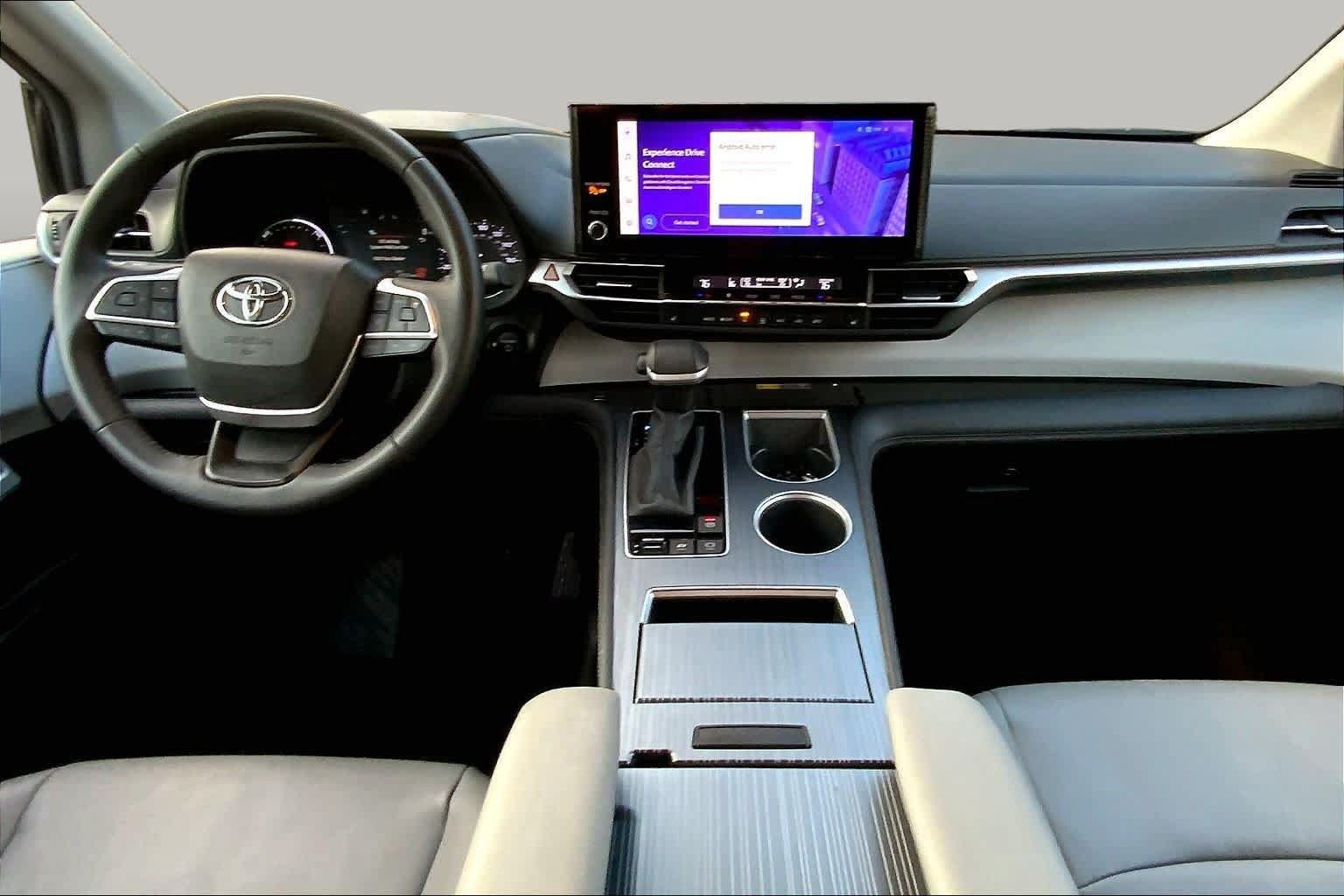 Used 2025 Toyota Sienna XLE FWD image 16