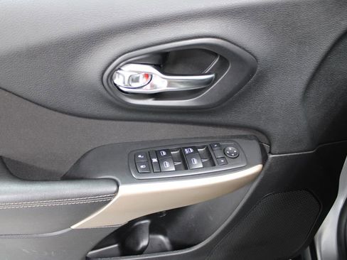 Used 2018 Jeep Cherokee Latitude image 22