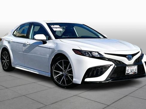 Used 2023 Toyota Camry SE image 2