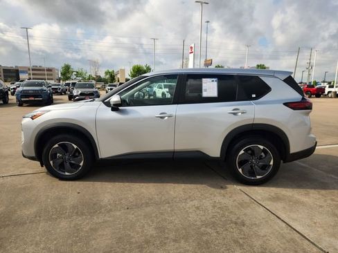 Used 2025 Nissan Rogue SV image 4