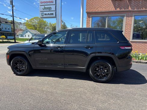 Used 2024 Jeep Grand Cherokee Altitude AWD/4WD image 3