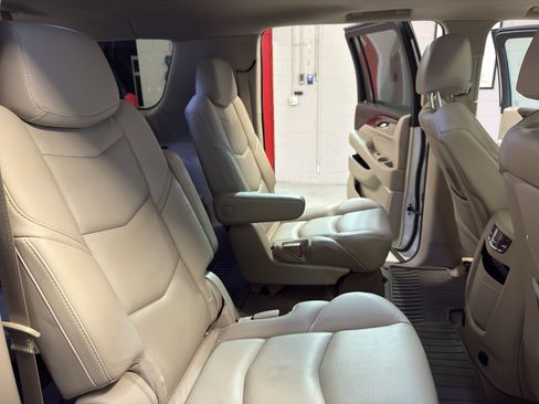 Used 2017 Cadillac Escalade ESV Premium Luxury AWD/4WD image 25