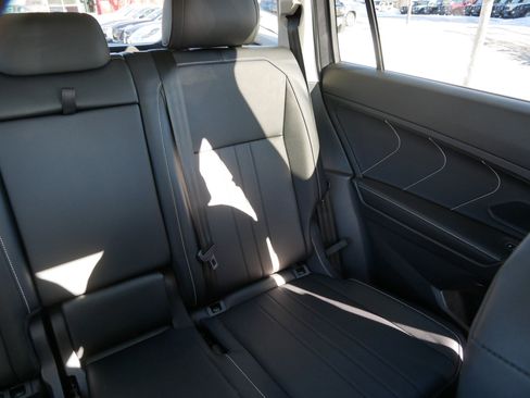 Used 2022 Volkswagen Tiguan SE image 14