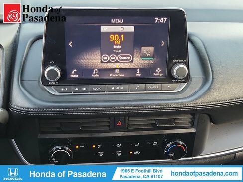 Used 2024 Nissan Rogue S FWD image 15