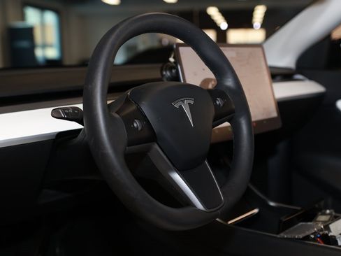 Used 2021 Tesla Model Y Performance image 23