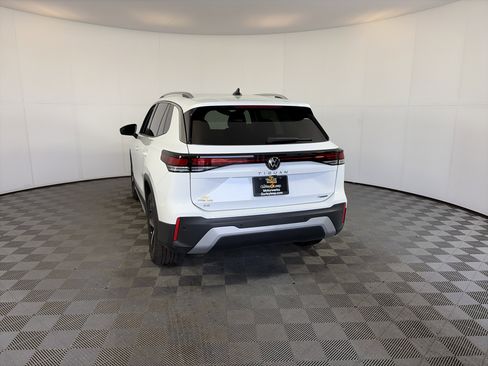 Used 2025 Volkswagen Tiguan SE image 8