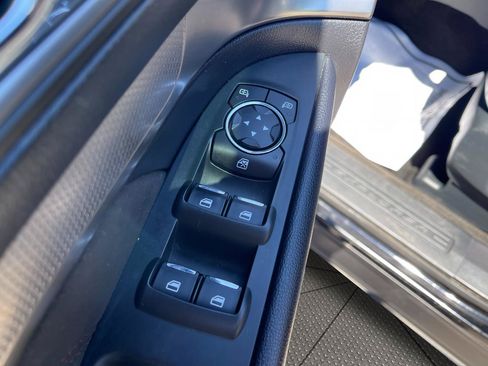 Used 2018 Ford Explorer XLT w/ XLT Appearance Package AWD/4WD image 12