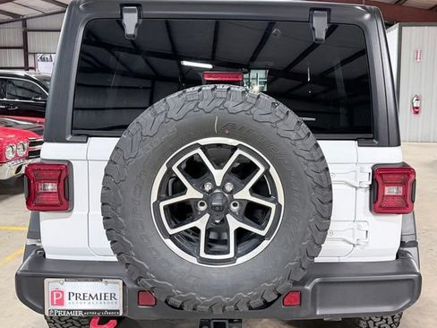 Used 2026 Jeep Wrangler Unlimited Rubicon AWD/4WD image 4