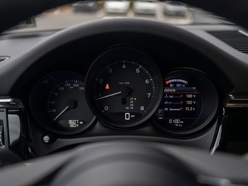 Certified 2026 Porsche Macan AWD/4WD image 9